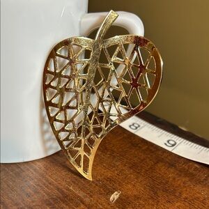 Fashionable Vintage Gold Tone Filigree Leaf Pin